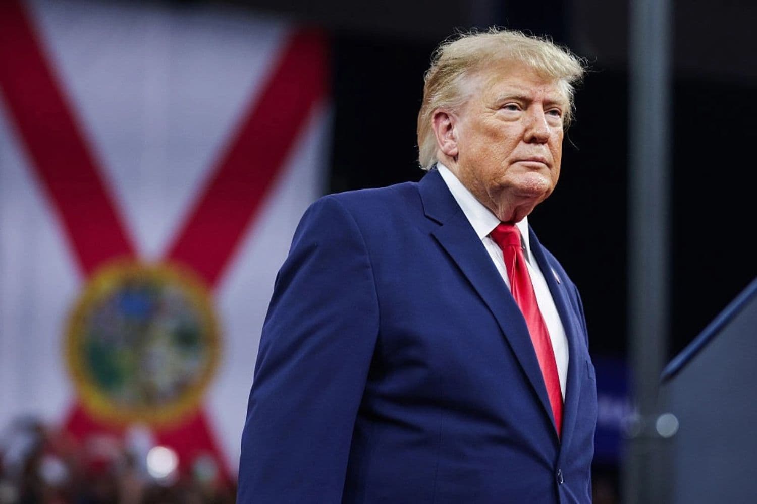 El presidente Donald Trump llega a un mitin electoral en el Alico Arena, en el campus de la Universidad de la Costa del Golfo de Florida en Fort Myers, Florida, el 23 de octubre de 2026. Trump viajó a Florida para apoyar a los candidatos republicanos locales de cara a las elecciones de mitad de mandato de la semana siguiente. (Alex Wong/Getty Images)