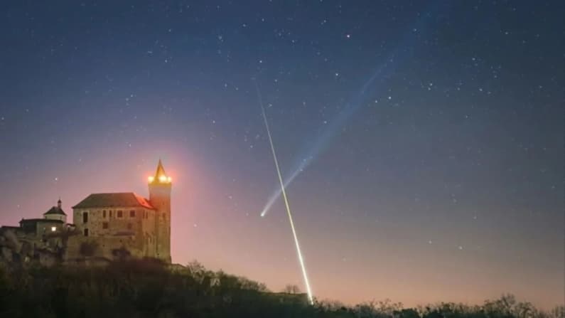 Fotógrafo captura imagen única de un meteorito cruzando la cola de un cometa sobre castillo del siglo XV