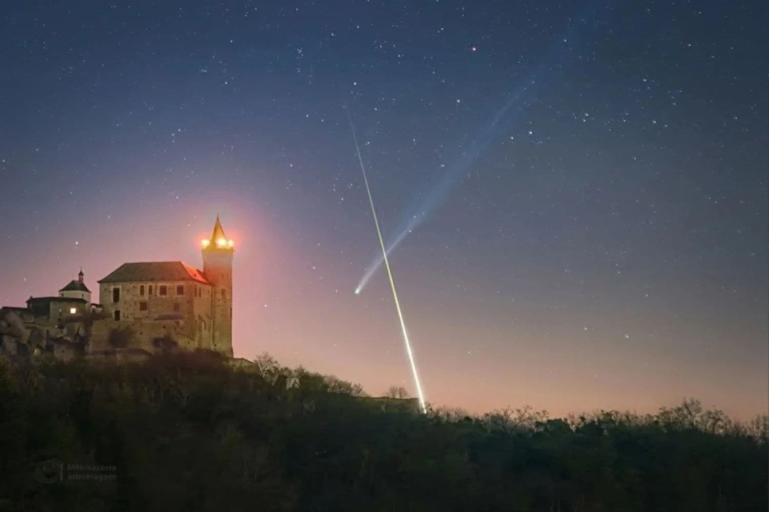 Un cometa y una estrella fugaz se cruzan sobre el castillo de Kunětická hora en la República Checa el 18 de abril de 2026. (Cortesía de Petr Horálek).