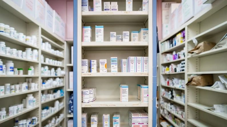 El poco conocido programa de medicamentos que genera miles de millones para los grandes hospitales