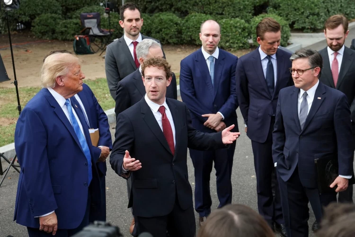 El CEO de Meta Platforms, Mark Zuckerberg (2º D), habla mientras el presidente Donald Trump (Esquerdo) realiza una rueda de prensa con ejecutivos de IA tras una reunión sobre inteligencia artificial, frente al Ala Oeste de la Casa Blanca en Washington el 29 de septiembre de 2026. (Foto de Kevin Dietsch/Getty Images).