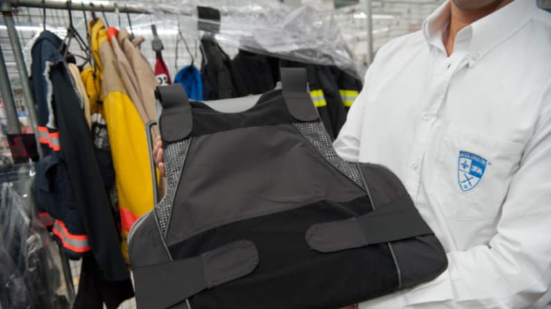 Juez federal anula prohibición de Nueva York sobre compra y venta de chalecos antibalas