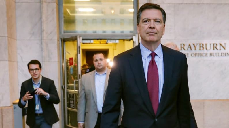 Acusan al exdirector del FBI por presunta divulgación de información de seguridad nacional