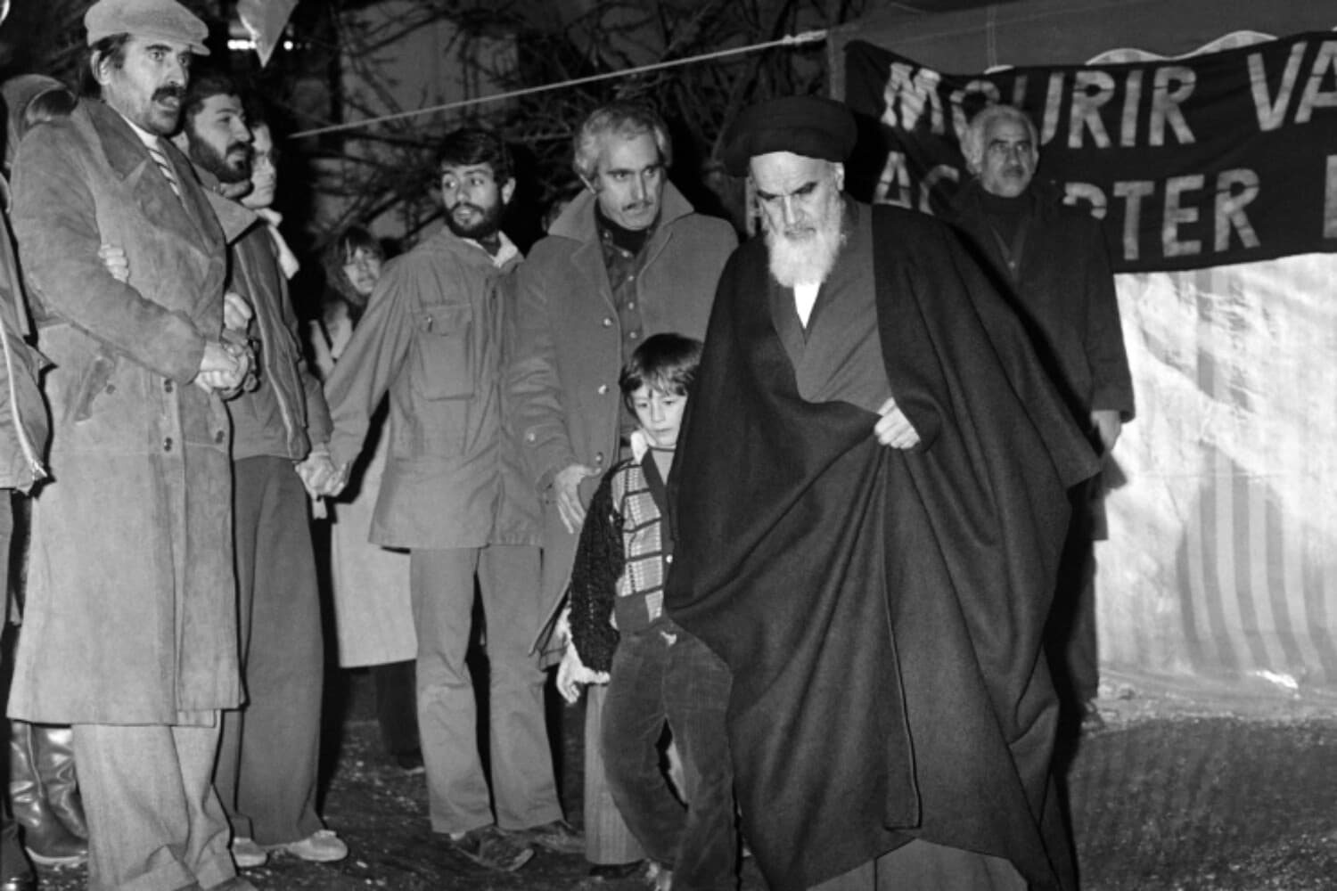 El ayatolá Ruholá Jomeini llega a Teherán tras regresar de su exilio en Francia —desde donde orquestó la revuelta contra el sah Mohammad Reza Pahlevi durante la Revolución iraní— el 1 de febrero de 1979. (Joel Robine/AFP vía Getty Images).