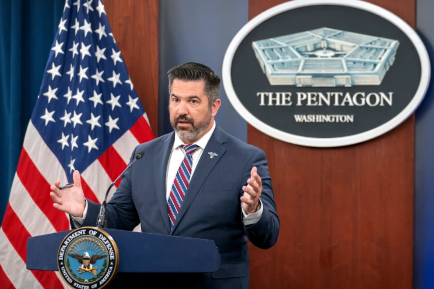 El portavoz del Pentágono, Sean Parnell, habla durante una rueda de prensa en el Pentágono, en Washington, el 2 de julio de 2025. (Mark Schiefelbein/AP Photo).
