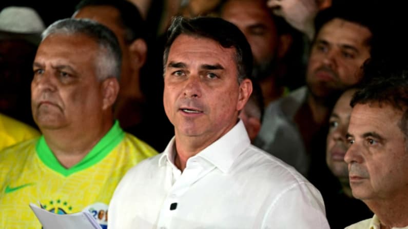 Ordenan a Flavio Bolsonaro entregar pasaporte tras derrota electoral