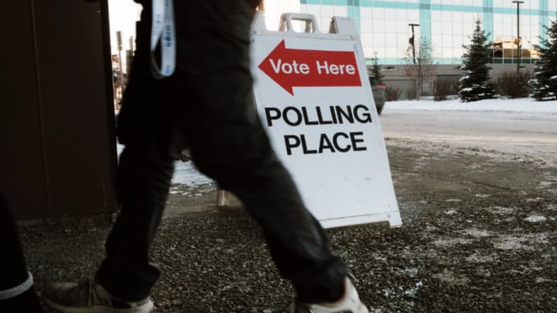 Autoridades de Alaska piden desestimar demanda de Trump sobre recuento de votos