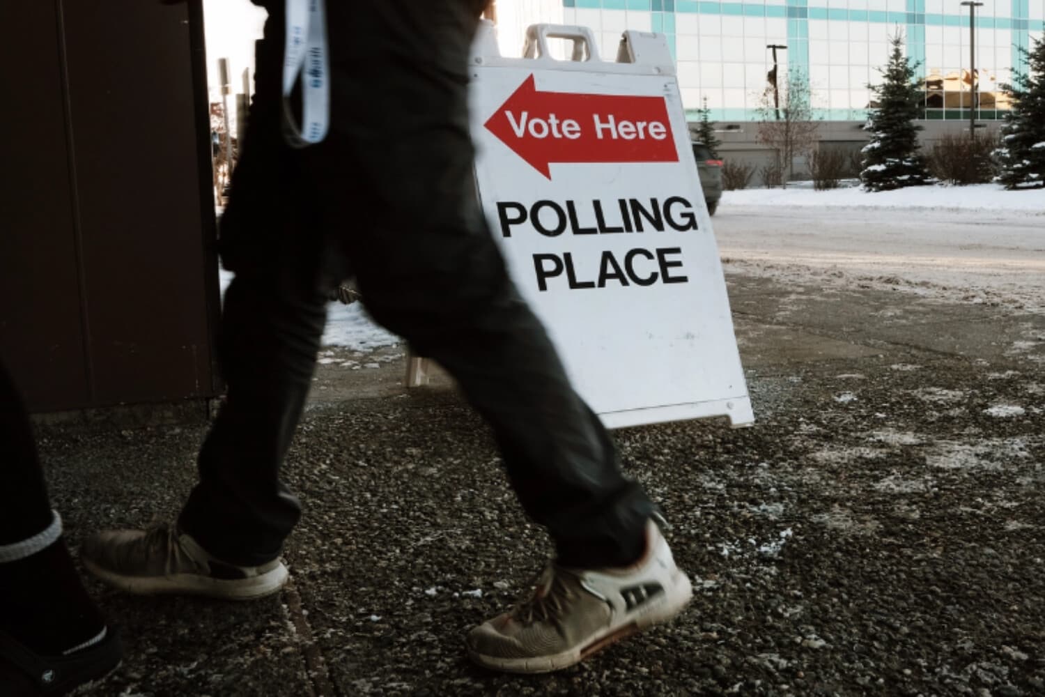 Personas entran a un centro de votación para emitir su voto en Anchorage, Alaska; imagen de archivo del 5 de noviembre de 2022. (Spencer Platt/Getty Images).