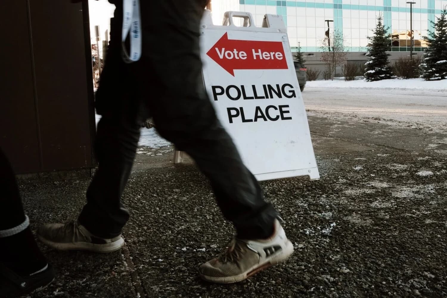Personas entran en un colegio electoral para votar en Anchorage, Alaska, en una imagen de archivo del 5 de noviembre de 2022. (Spencer Platt/Getty Images).