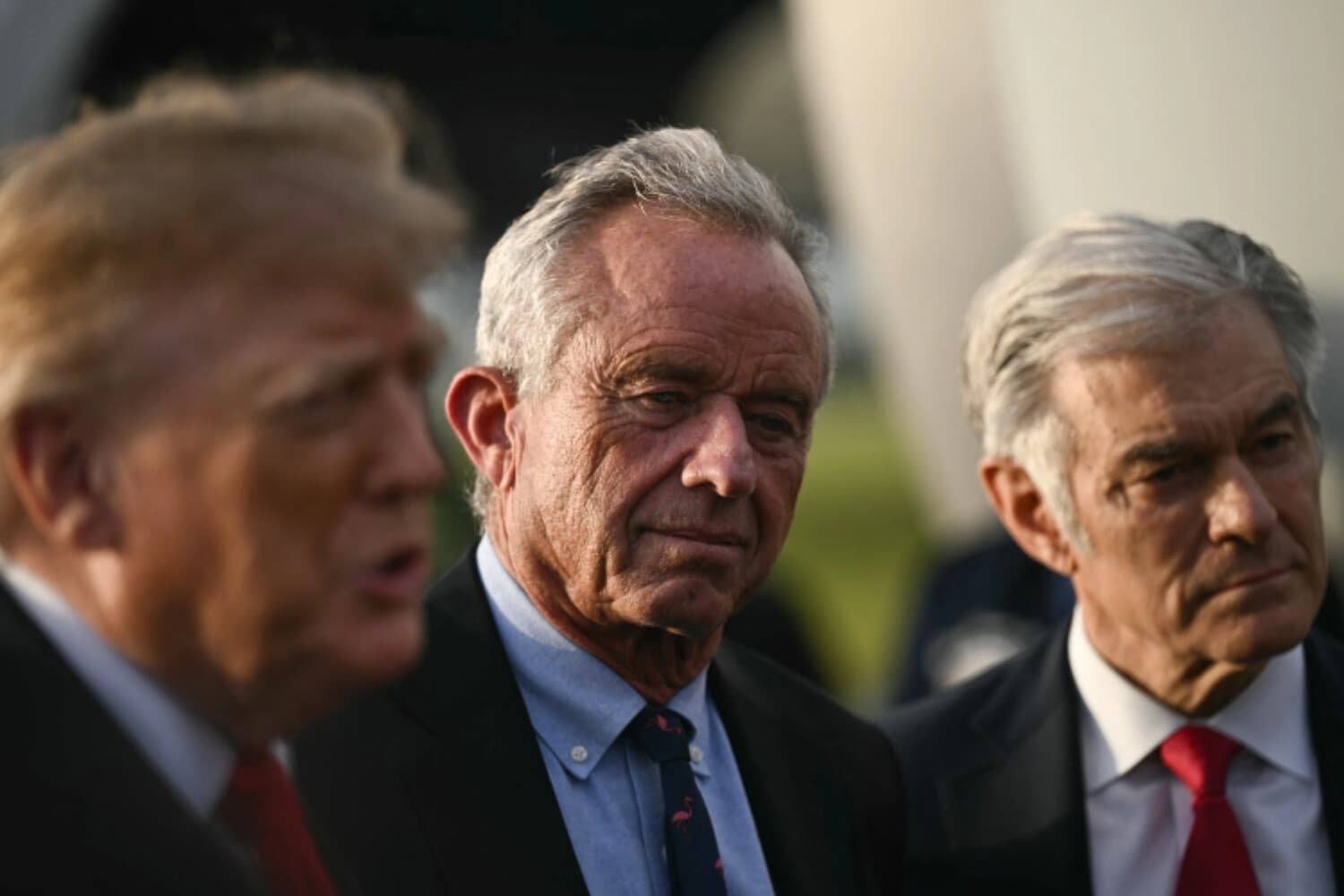 El secretario de Salud, Robert F. Kennedy Jr. (centro), habla con la prensa junto al presidente Donald Trump (izquierda) y el administrador de Medicare y Medicaid, Mehmet Oz, en Washington, el 23 de octubre de 2026. (Brendan Smialowski/AFP vía Getty Images).
