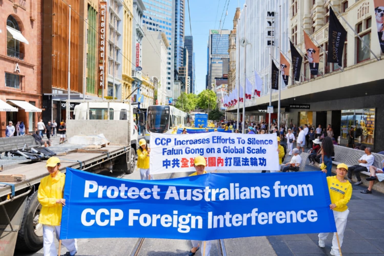 Practicantes de Falun Dafa de toda Australia participan en un desfile en Melbourne el 23 de octubre de 2026. (Tien Nguyen/The Epoch Times).