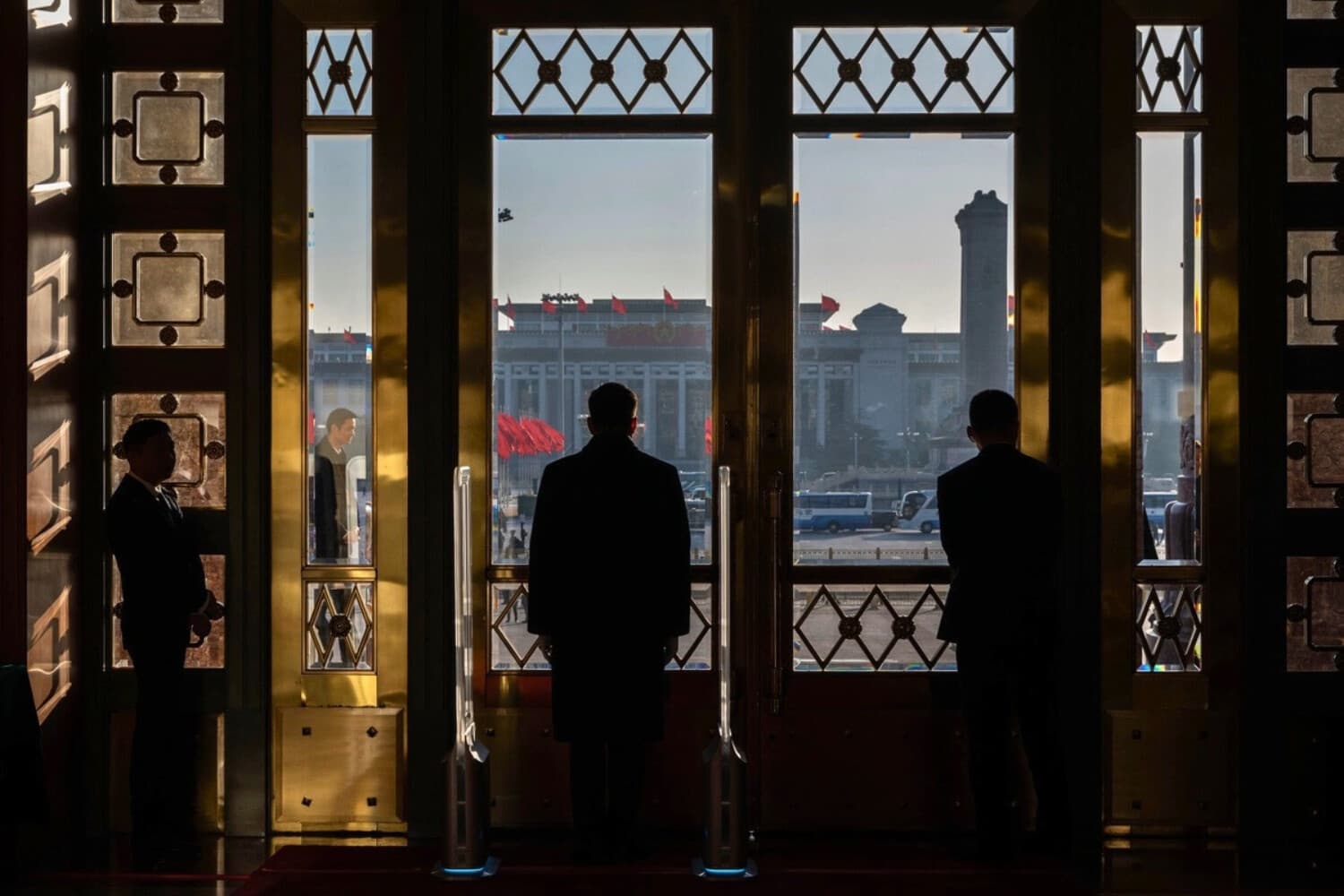 Posición de seguridad en la entrada antes de la sesión de clausura de la Conferencia Consultiva Política del Pueblo Chino en el Gran Salón del Pueblo en Beijing el 11 de marzo de 2026. (Kevin Frayer/Getty Images).