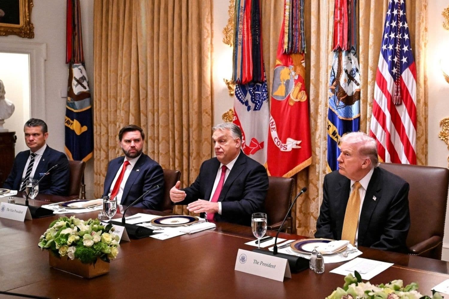 El presidente Donald Trump (R) se reúne con el entonces primer ministro de Hungría, Viktor Orbán (C), en la Sala del Gabinete de la Casa Blanca, en Washington, el 7 de noviembre de 2025. (Roberto Schmidt/Getty Images)