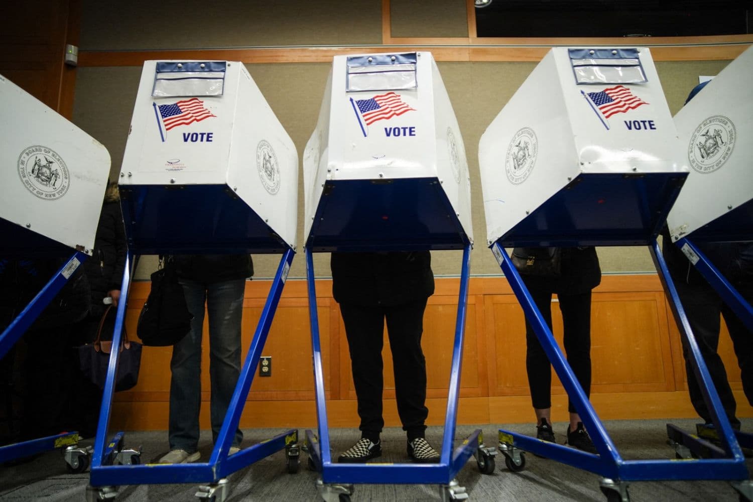 Las personas emiten sus votos en el primer día de la votación anticipada para las elecciones de mitad de periodo de EE. UU., en Nueva York, el 24 de octubre de 2026. (Foto de Ryan MURPHY / AFP vía Getty Images)