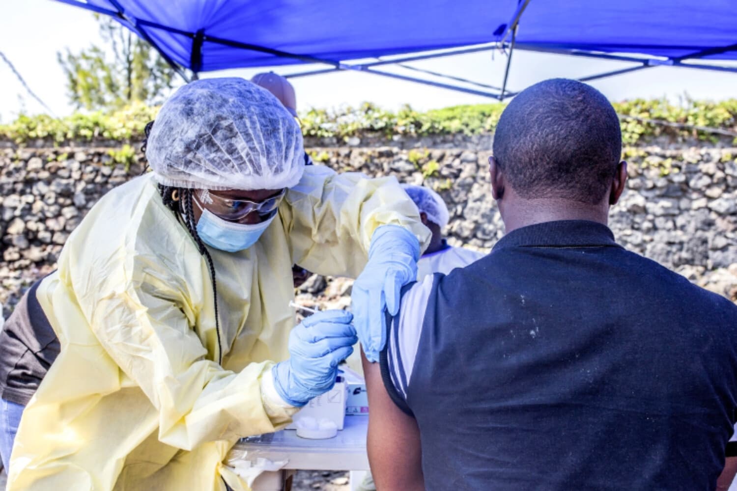 Un hombre recibe una vacuna contra el ébola de manos de una enfermera, a las afueras del centro de salud Afia Himbi en Goma, Congo, el 15 de julio de 2019. (Pamela Tulizo/AFP vía Getty Images).