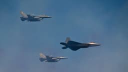 Un caza F-16 utiliza una "maniobra de cabezazo" para interceptar un avión cerca de Mar-a-Lago, de Trump