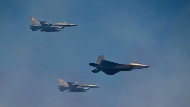 Un caza F-16 utiliza una "maniobra de cabezazo" para interceptar un avión cerca de Mar-a-Lago, de Trump