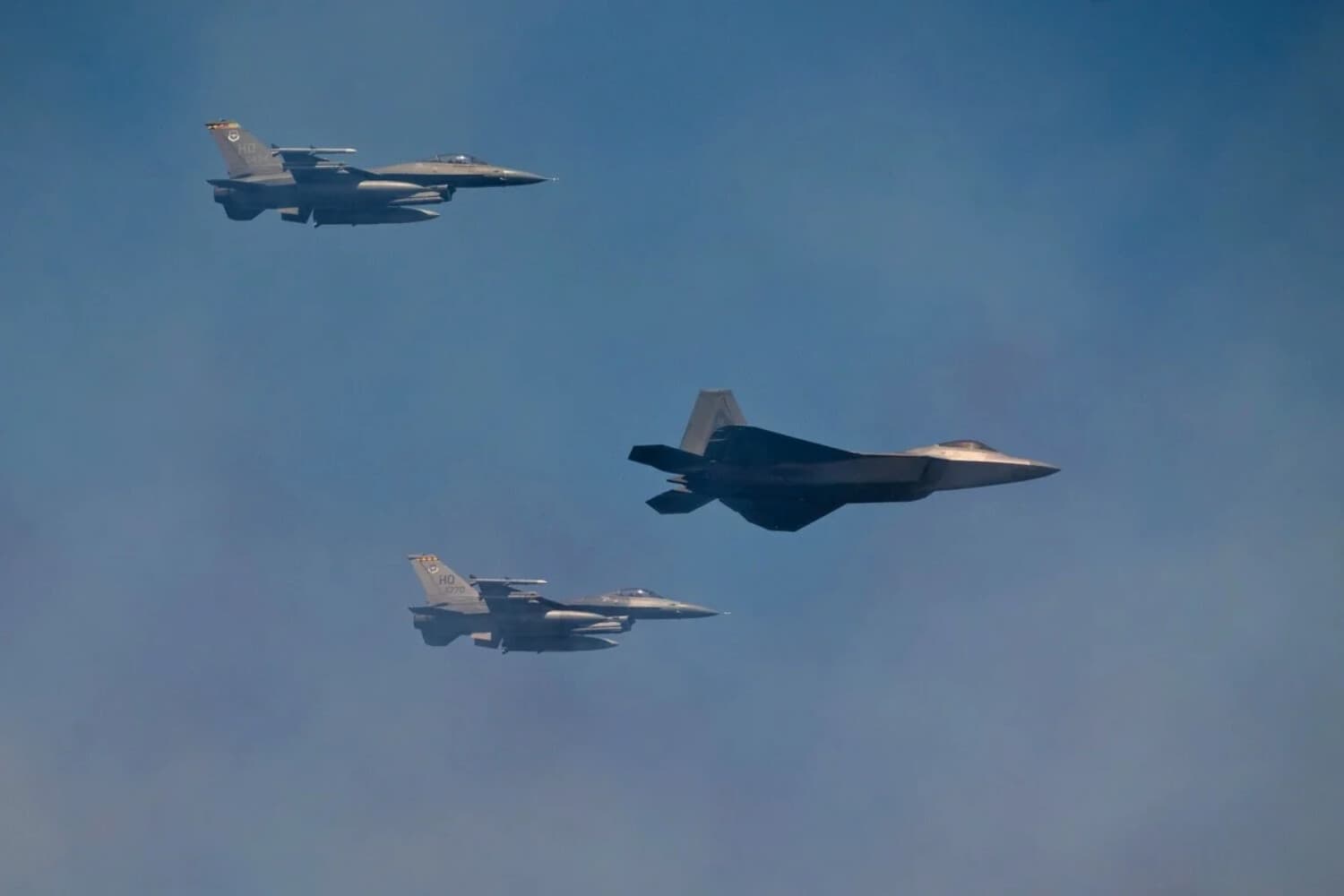 F-16 Fighting Falcons y un F-22 Raptor vuelan durante la Revisión Naval Internacional 250 en la ciudad de Nueva York el 4 de julio de 2026. (Samira Bouaou/The Epoch Times).