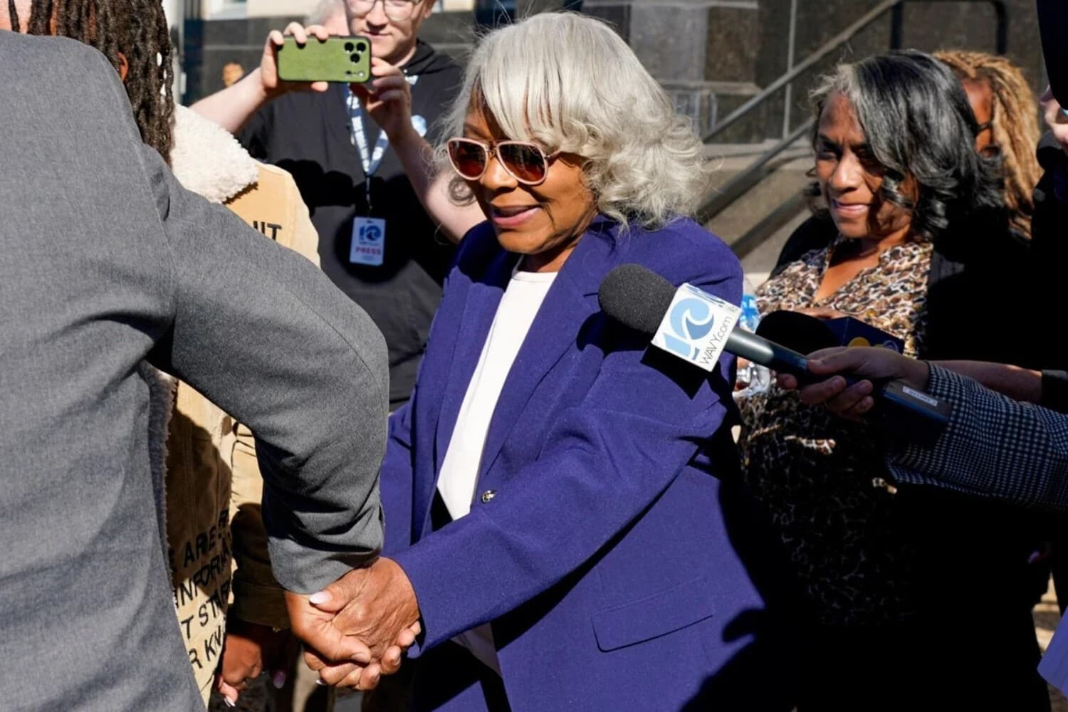 La senadora estatal de Virginia Louise Lucas (D-Portsmouth) es acompañada hasta un vehículo que la espera al salir del tribunal federal, en Norfolk, Virginia, el 22 de octubre de 2026. (Foto de Steve Helber/AP).