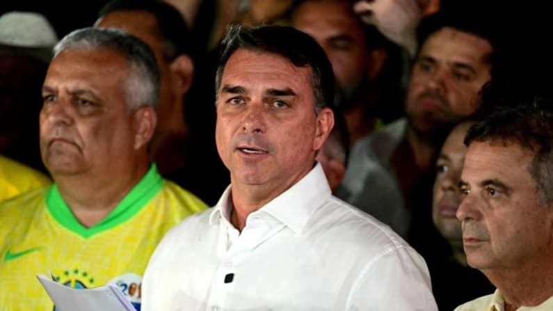 Flavio Bolsonaro sale de Brasil hacia EE. UU., según una fuente cercana a la familia