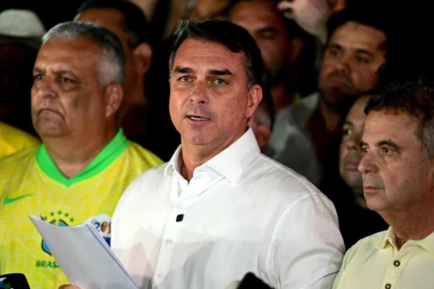 El senador de derecha y candidato presidencial del Partido Liberal (PL) de Brasil, Flavio Bolsonaro, reacciona al conocer los resultados de la segunda vuelta de las elecciones presidenciales en Brasilia, Brasil, el 25 de octubre de 2026. (Pablo Porciuncula/AFP vía Getty Images).