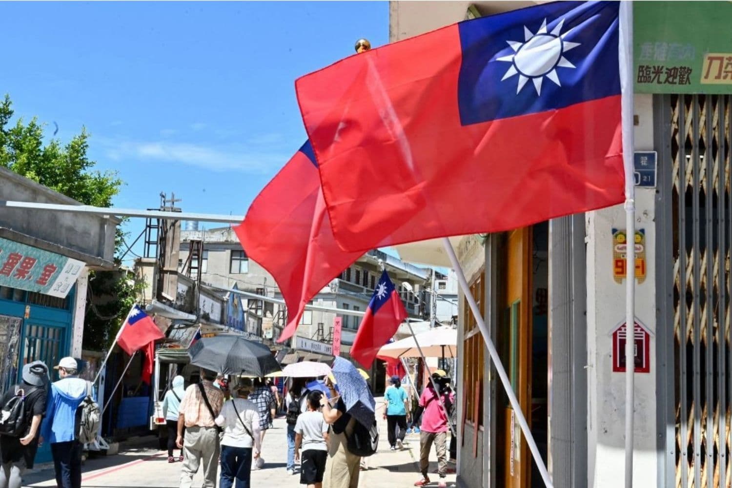 Banderas taiwanesas en una calle por donde pasan turistas en las islas Kinmen de Taiwán, el 11 de agosto de 2022. (Sam Yeh/AFP vía Getty Images)