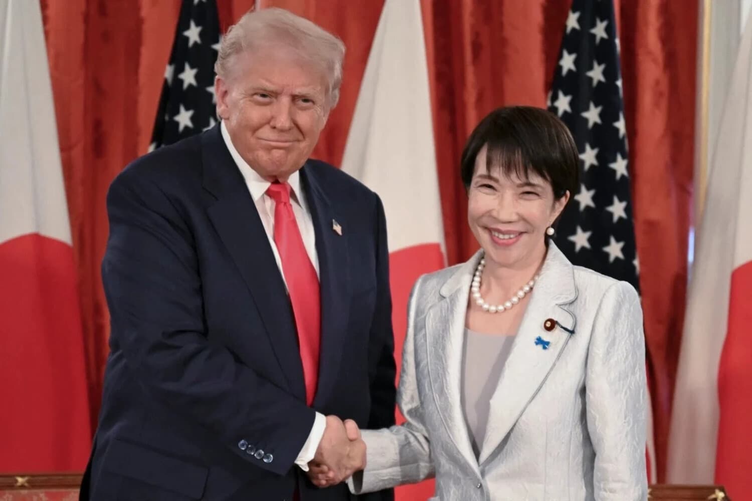 La primera ministra de Japón, Sanae Takaichi (a la derecha), y el presidente de Estados Unidos, Donald Trump, asisten a una ceremonia de firma tras una cumbre entre Japón y Estados Unidos en la Residencia Oficial de Akasaka, en Tokio, el 28 de octubre de 2025. (Foto de Andrew Caballero-Reynolds/AFP vía Getty Images).