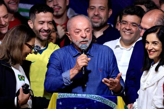 El presidente de Brasil y candidato a la reelección por el Partido de los Trabajadores (PT), Luiz Inácio Lula da Silva (C), habla tras conocer los primeros resultados de la segunda vuelta de las elecciones presidenciales, en São Paulo, Brasil, el 25 de octubre de 2026. (Miguel Schincariol/AFP vía Getty Images).