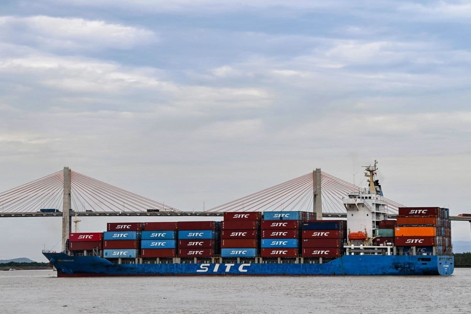 Buque de carga desde el puerto de Tan Vu en Hai Phong, cerca de Hanói, el 29 de agosto de 2023. (Nhac Nguyen/AFP vía Getty Images)
