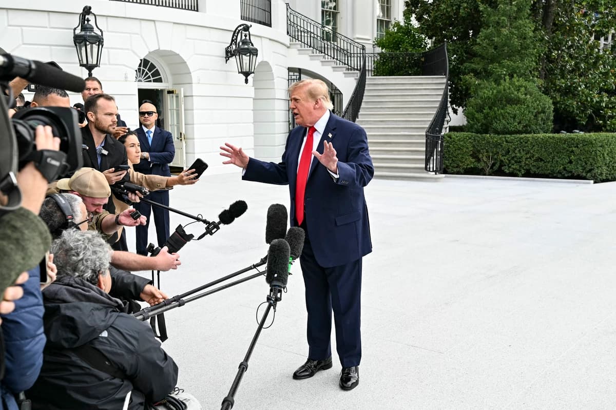 El presidente Donald Trump habla con miembros de la prensa antes de abordar el Marine One al partir del jardín sur de la Casa Blanca el 26 de septiembre de 2026. (Alex Wroblewski/AFP vía Getty Images).