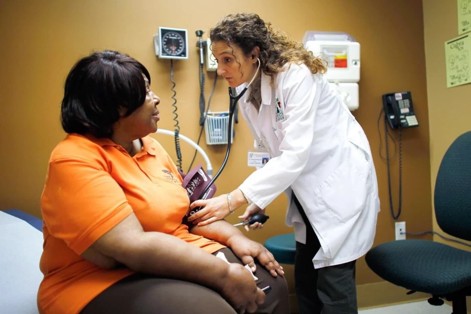 En esta foto de archivo, una mujer es examinada por un médico durante un chequeo de rutina en una clínica de salud comunitaria de Miami. (Joe Raedle/Getty Images).