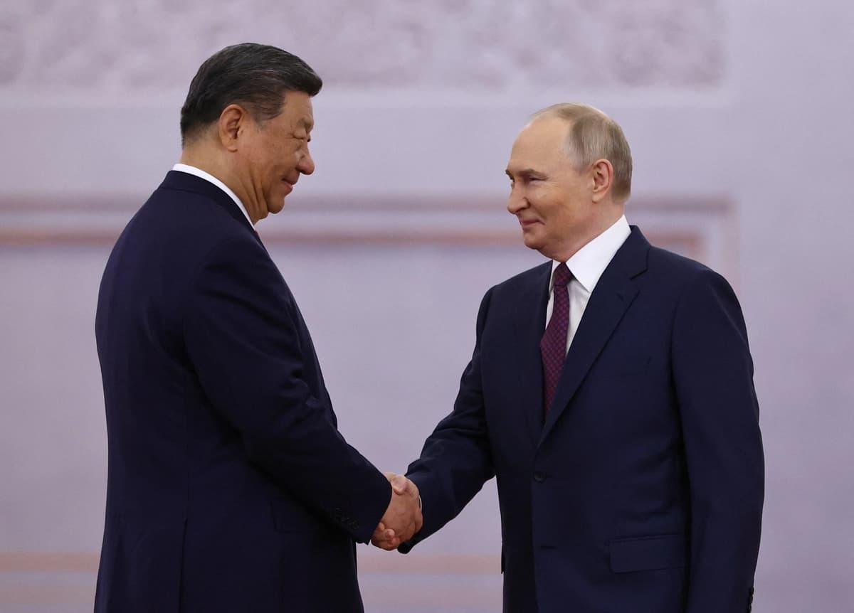 El presidente ruso Vladimir Putin estrecha la mano del líder chino Xi Jinping durante una ceremonia de bienvenida previa a sus conversaciones en el Kremlin, en Moscú, Rusia, el 8 de mayo de 2025. (Evgenia Novozhenina/Pool/Reuters).