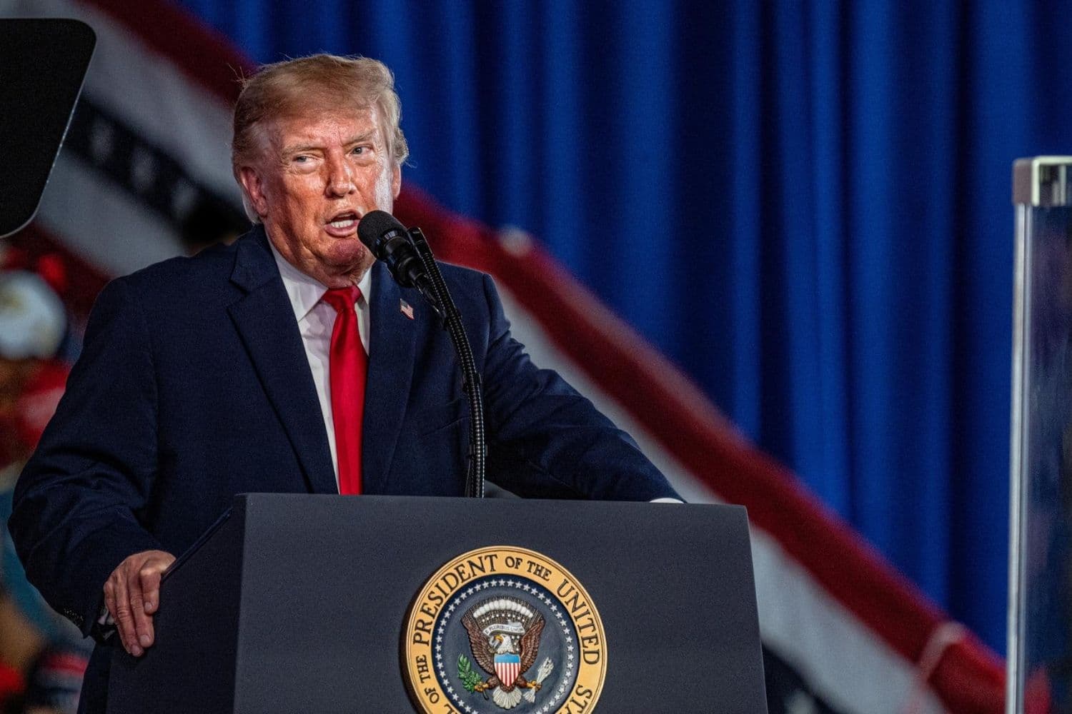 El presidente de EE. UU., Donald J. Trump, pronuncia un discurso en un mitin electoral de las elecciones de mitad de legislatura en apoyo al candidato republicano al Senado Ken Paxton en Corpus Christi, Texas (EE. UU.), el 27 de octubre de 2026. EFE/EPA/LAURA BRETT