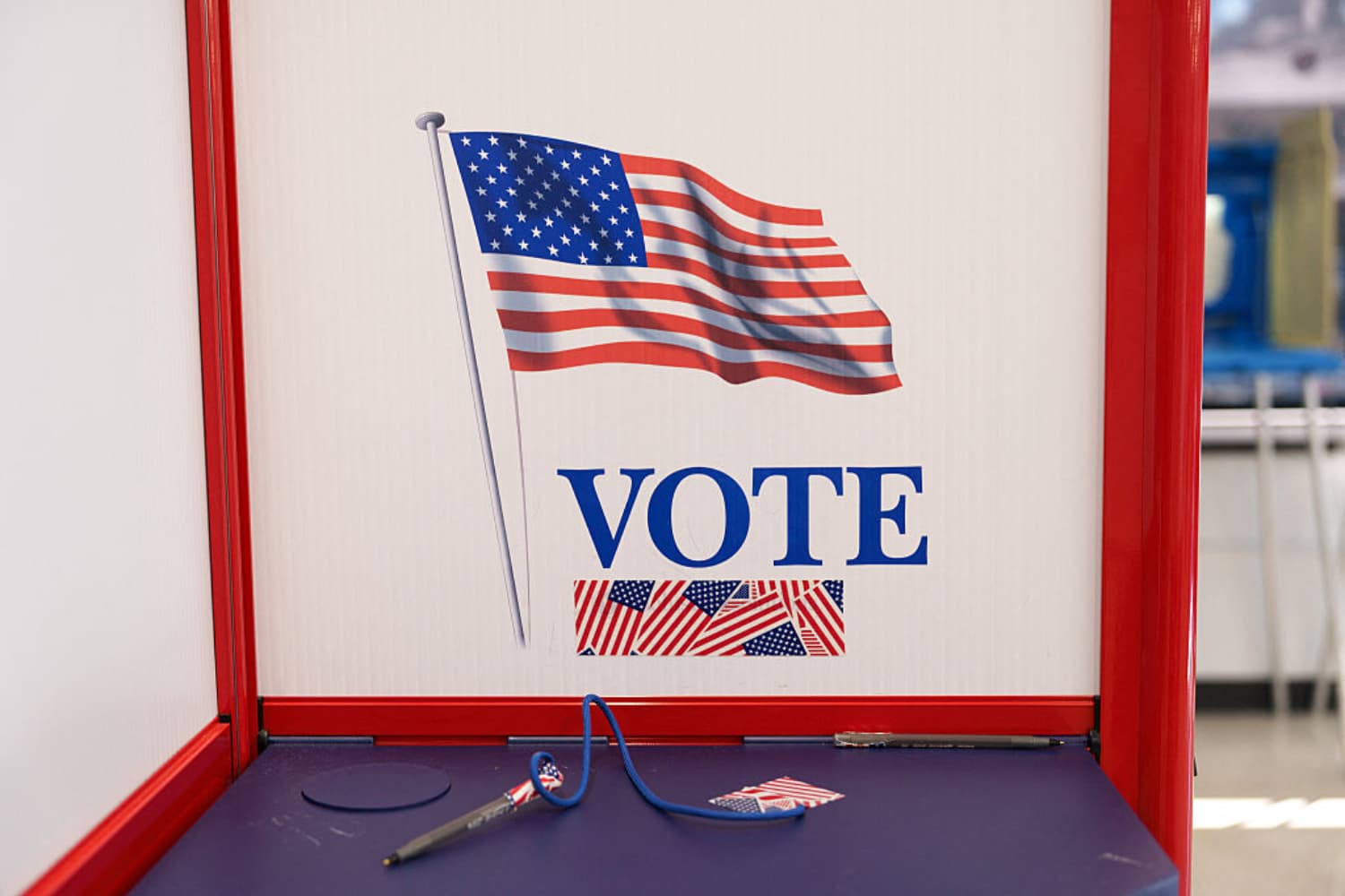Una bandera estadounidense decora una cabina de votación en un centro electoral durante el primer día de votación anticipada para las elecciones de mitad de mandato en Minneapolis, Minnesota, el 16 de octubre de 2026. Los estadounidenses que participen en las elecciones de mitad de mandato del 3 de noviembre decidirán quién controla el Congreso durante los dos últimos años de la presidencia de Donald Trump, además de determinar los titulares de decenas de gobernaciones y miles de cargos a nivel estatal. (Tim Evans / AFP vía Getty Images)