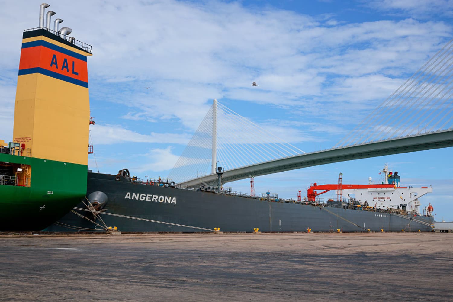 El «Angerona», un buque cisterna que, según se informa, transporta medio millón de galones de petróleo venezolano, se encuentra en el puerto, cerca del lugar donde se celebra un mitin de campaña del presidente de EE. UU., Donald Trump, en el Puerto de Corpus Christi, el 27 de octubre de 2026, en Corpus Christi, Texas. A una semana de las elecciones de mitad de mandato, el presidente Trump busca reforzar el apoyo al actual gobernador de Texas, Greg Abbott, y al candidato al Senado, el fiscal general de Texas, Ken Paxton. (Chip Somodevilla/Getty Images)