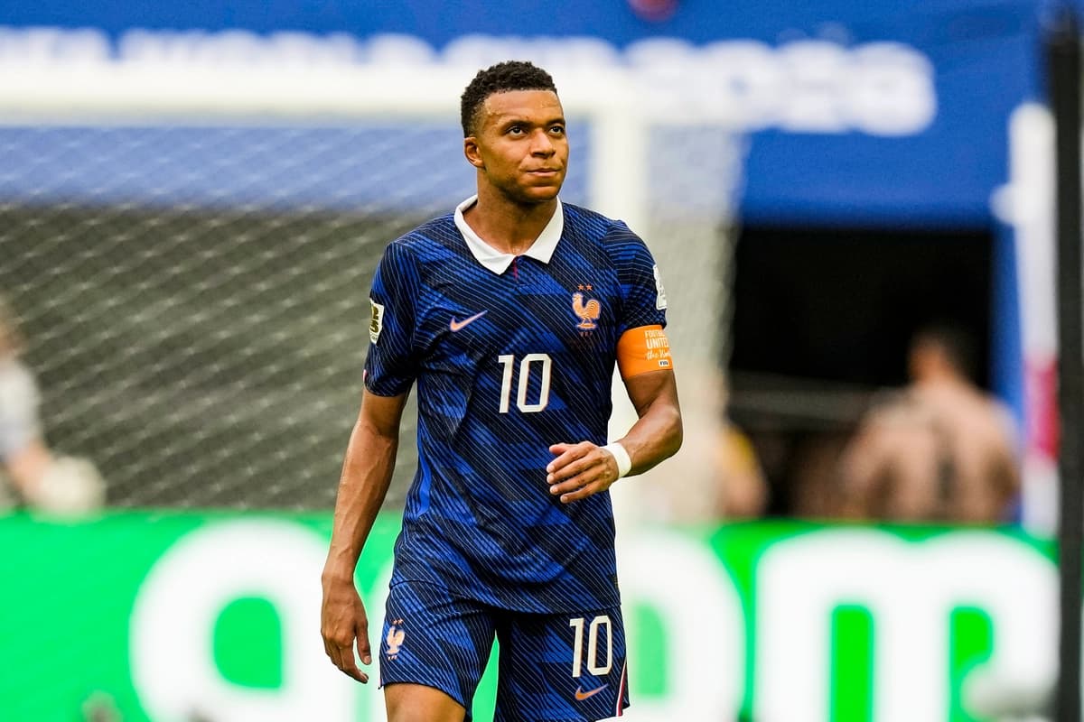 Kylian Mbappé (10), de Francia, abandona el terreno de juego tras el partido por el tercer puesto del Mundial entre Francia e Inglaterra en Miami Gardens, Florida, el 18 de julio de 2026. (Rebecca Blackwell/AP)