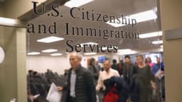 Jueza suspende el plan de Trump para acelerar la revocación del estatuto de refugiado