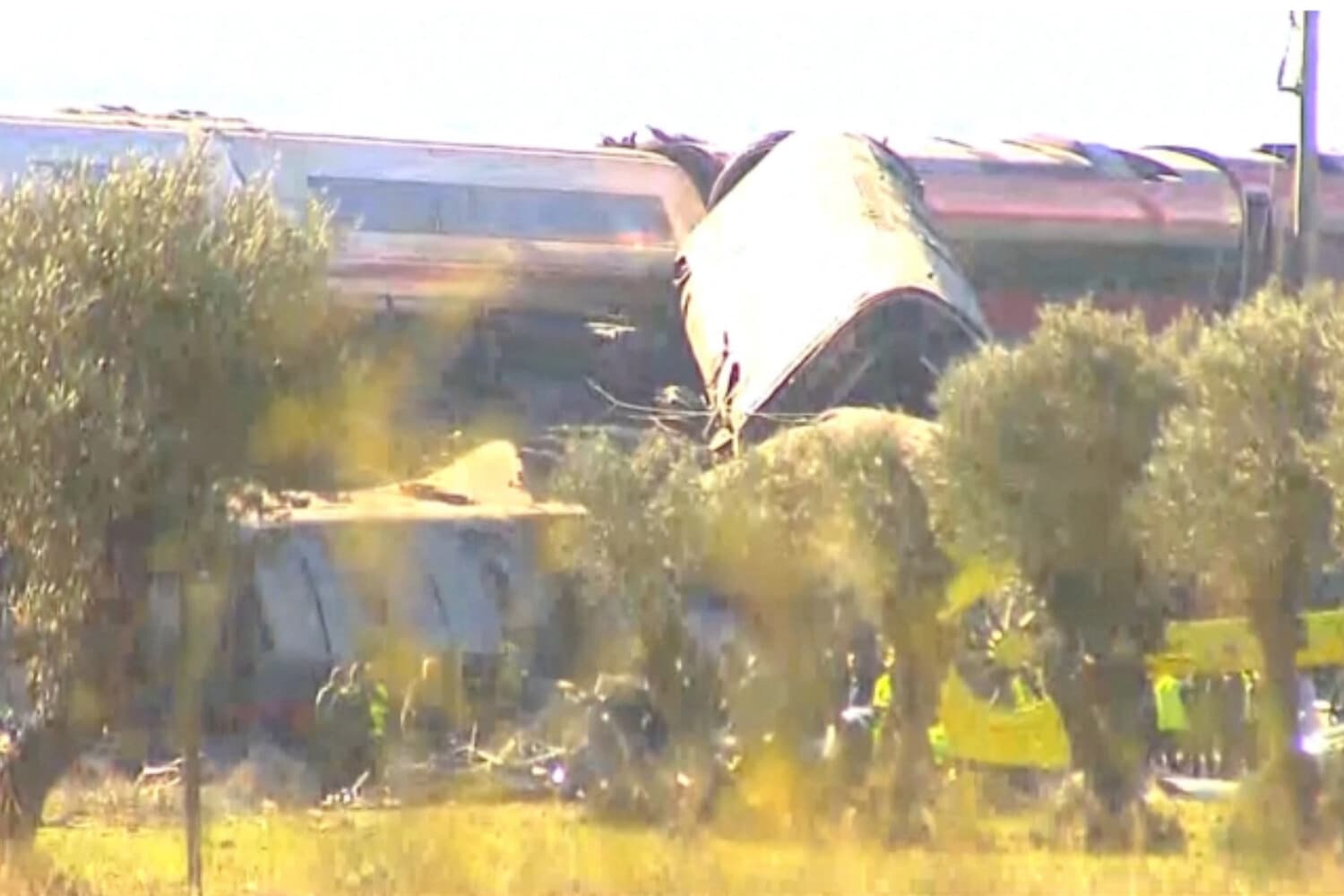 Al menos 30 muertos durante colisión de trenes de alta velocidad en España