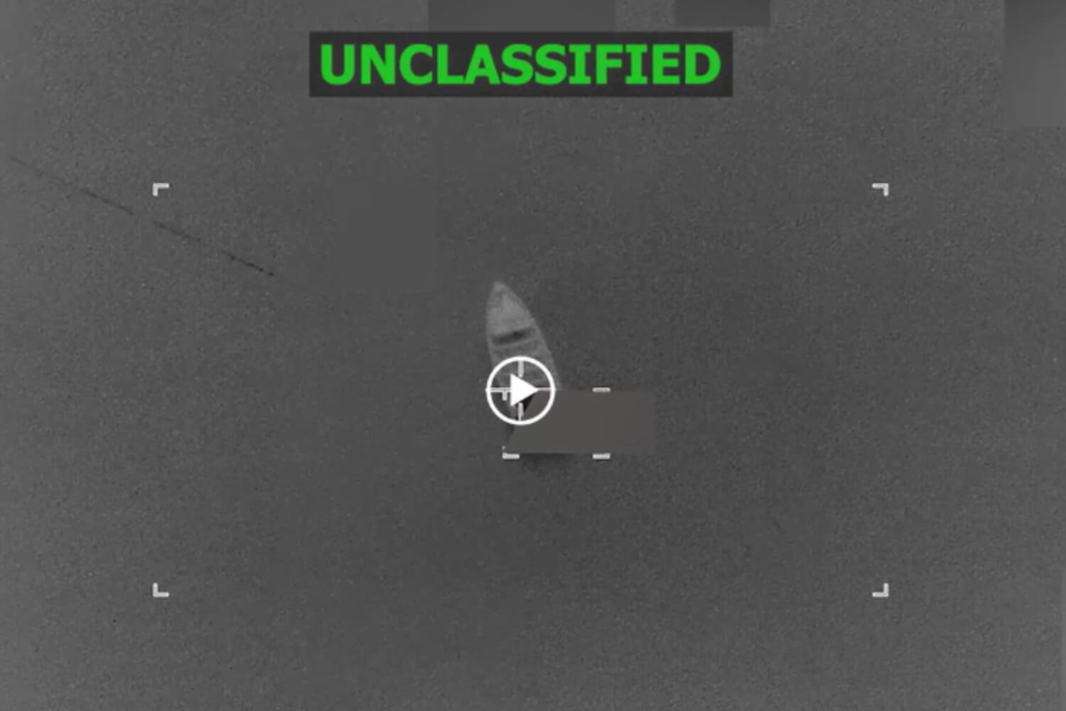 Imagen extraída de una grabación de video, compartida por el Comando Sur de EE. UU., de una embarcación presuntamente vinculada al narcoterrorismo que navegaba por el Pacífico oriental el 27 de octubre de 2026. (Comando Sur de EE. UU.).
