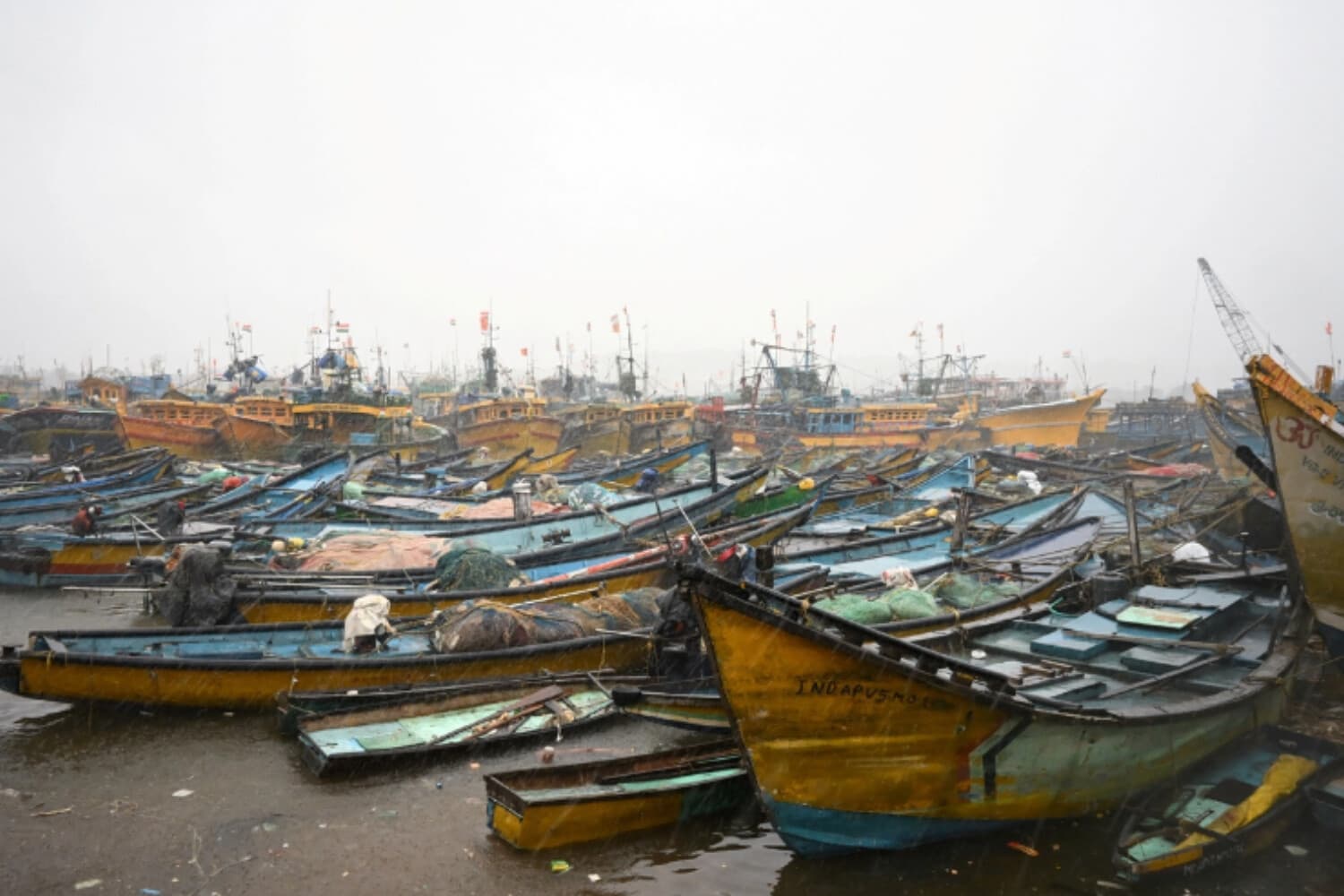 Embarcaciones amarradas en el puerto bajo la lluvia y vientos racheados ante la aproximación del ciclón Arnab, en Visakhapatnam, Andhra Pradesh, India, el 27 de octubre de 2026. (Ahamad Shaik/Reuters).