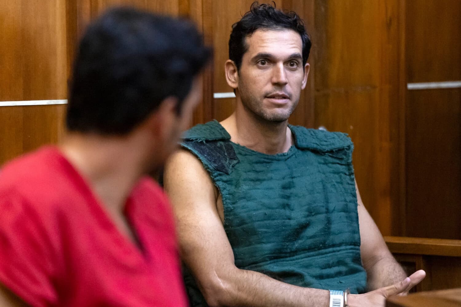 Alon Alexander, de 37 años, a la derecha, y su hermano gemelo, Oren, a la izquierda, asisten a su vista para la fijación de la fianza en el Edificio de Justicia Richard E. Gerstein tras haber sido acusados de múltiples delitos estatales y federales, entre ellos tráfico sexual y violación, en Miami, el 13 de diciembre de 2024. (Matias J. Ocner/Miami Herald vía AP, Pool).