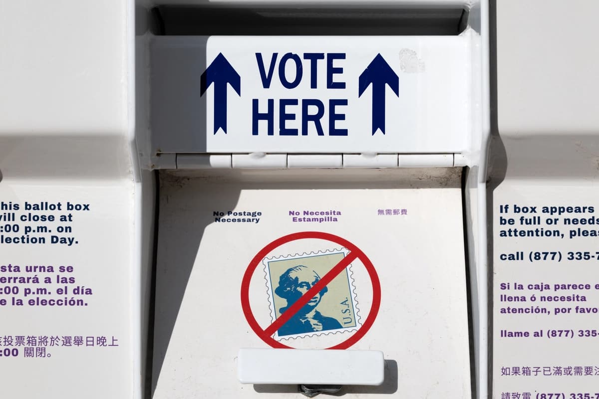 Una urna electoral se encuentra frente a la oficina electoral del condado de Contra Costa en Martinez, California, el 27 de mayo de 2026. (Foto de Benjamin Fanjoy/Getty Images).