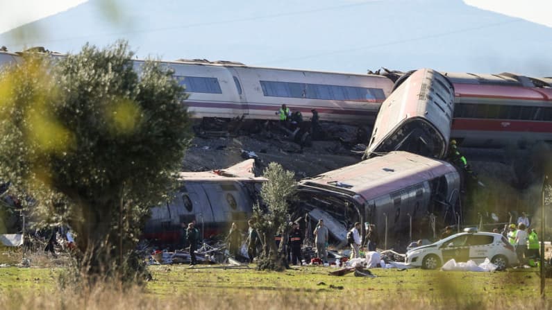 Ascienden a más de 64 las personas fallecidas por la colisión de trenes de alta velocidad en España