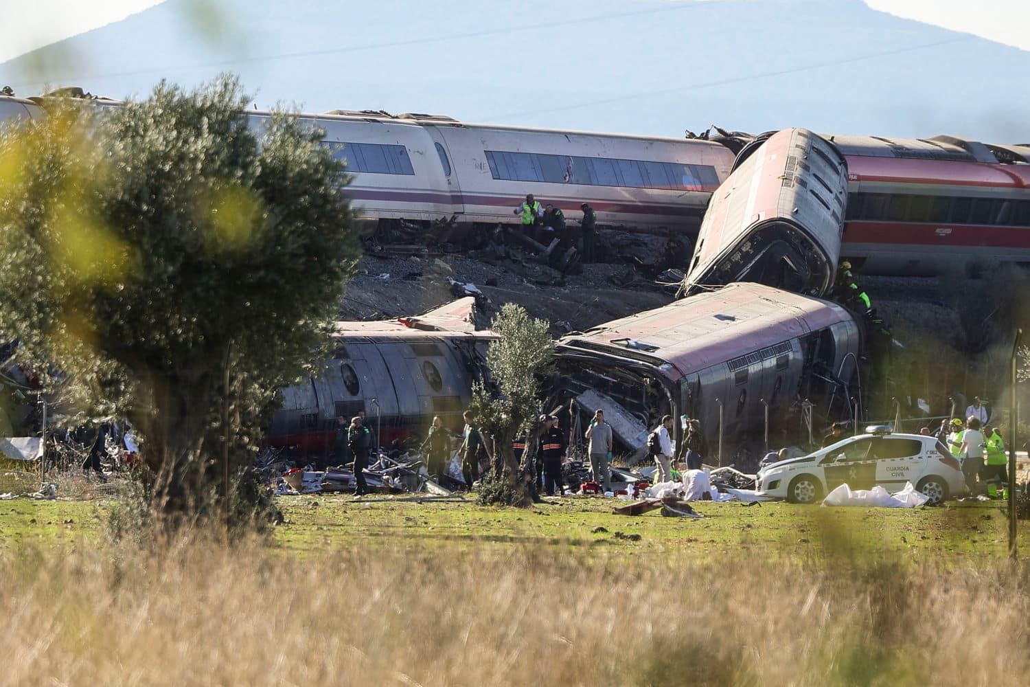 Dos trenes de alta velocidad, uno de Renfe y otro de Iryo, han colisionado a primera hora de este miércoles a la altura de la estación de Urda (Toledo), según han informado a EFE fuentes del servicio de emergencias 112, que han indicado que dos vagones han caído por un terraplén. (EFE/Ismael Herrero)
