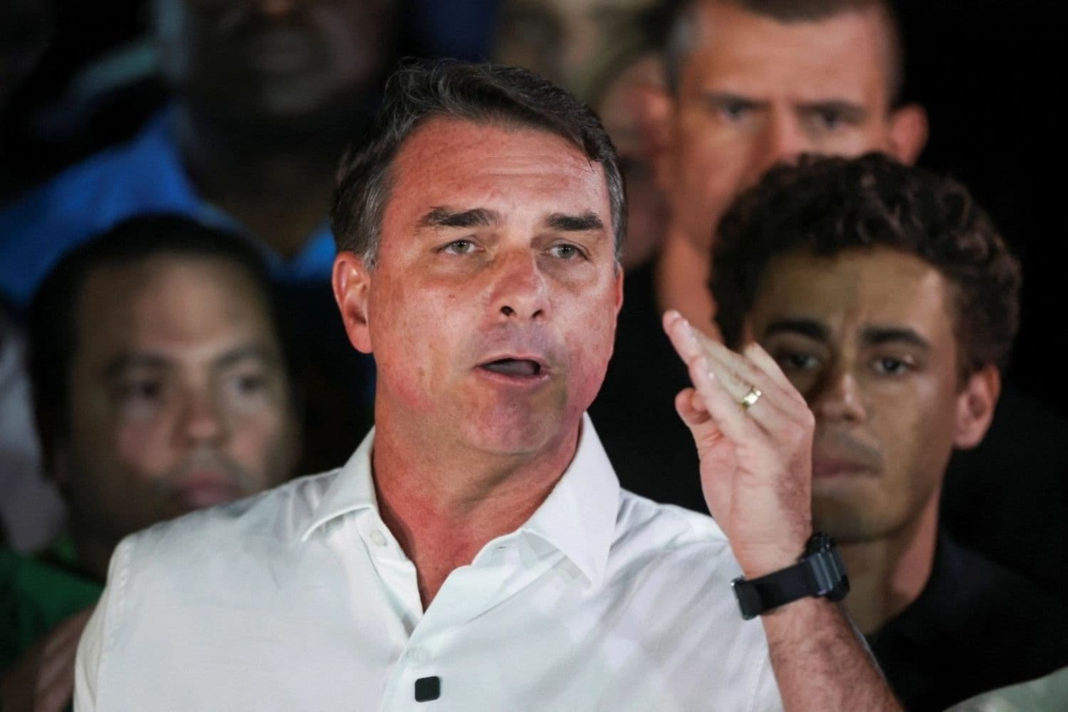 El candidato presidencial brasileño Flavio Bolsonaro, del Partido Liberal, se pronuncia tras perder la segunda vuelta de las elecciones presidenciales, en Brasilia, Brasil, el 25 de octubre de 2026. (Adriano Machado/Reuters)