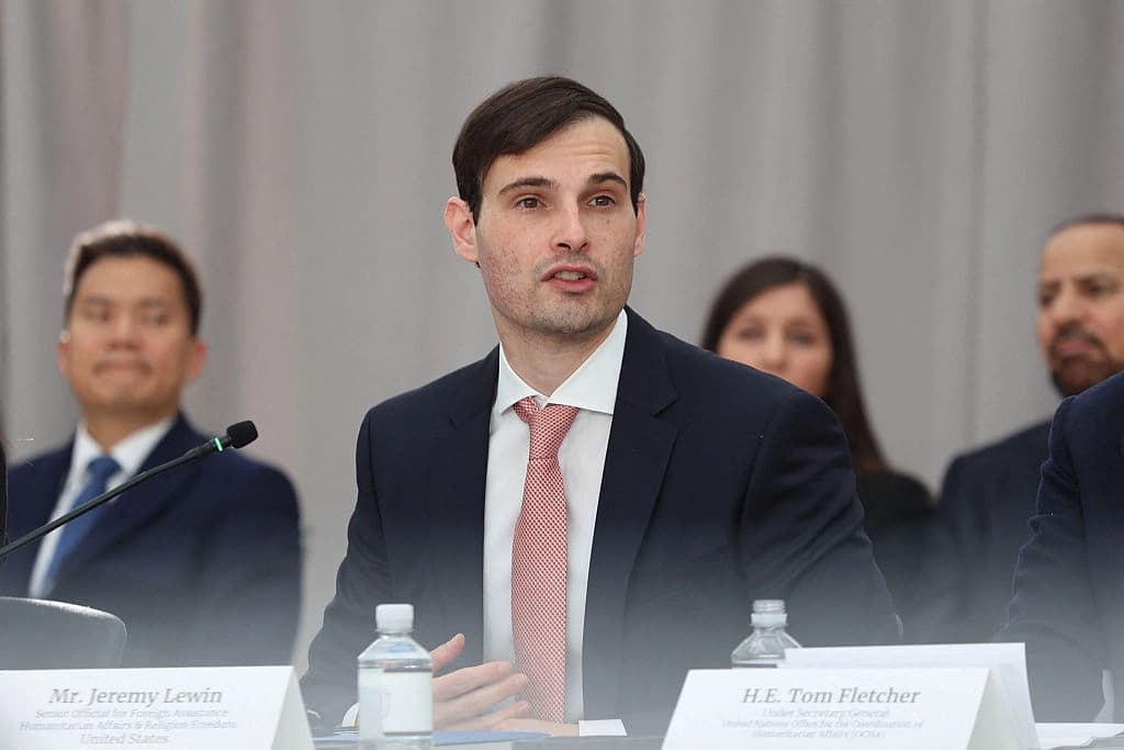 El subsecretario de Estado de EE. UU. para Asistencia Exterior, Asuntos Humanitarios y Libertad Religiosa, Jeremy Lewin, pronuncia un discurso en el Instituto de la Paz en Washington el 3 de febrero de 2026. (Alex Wroblewski/AFP vía Getty Images).