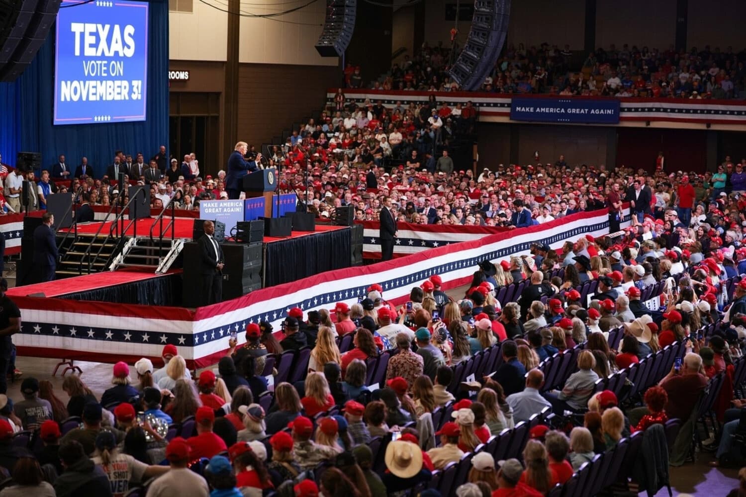 El presidente Donald Trump pronuncia unas palabras durante un mitin de campaña en el Lubbock Memorial Civic Center, en Lubbock, Texas, el 27 de octubre de 2026. (Chip Somodevilla/Getty Images)