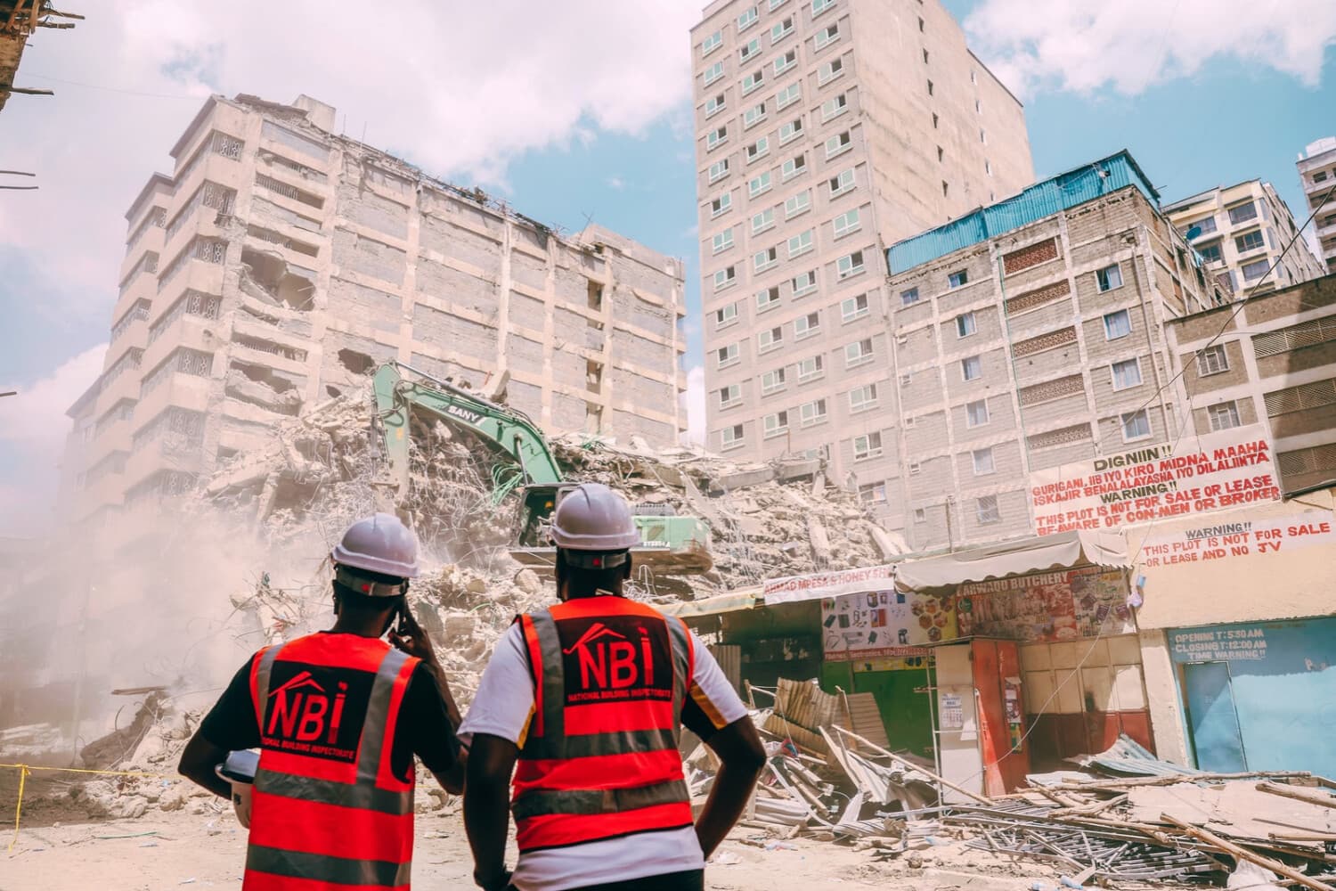 Personal de la Inspección Nacional de Edificios de Kenia inspecciona los escombros de un edificio residencial derrumbado que aún se encontraba en construcción en el barrio de Eastleigh, en Nairobi, el 24 de octubre de 2026. (SIMON MAINA / AFP vía Getty Images)