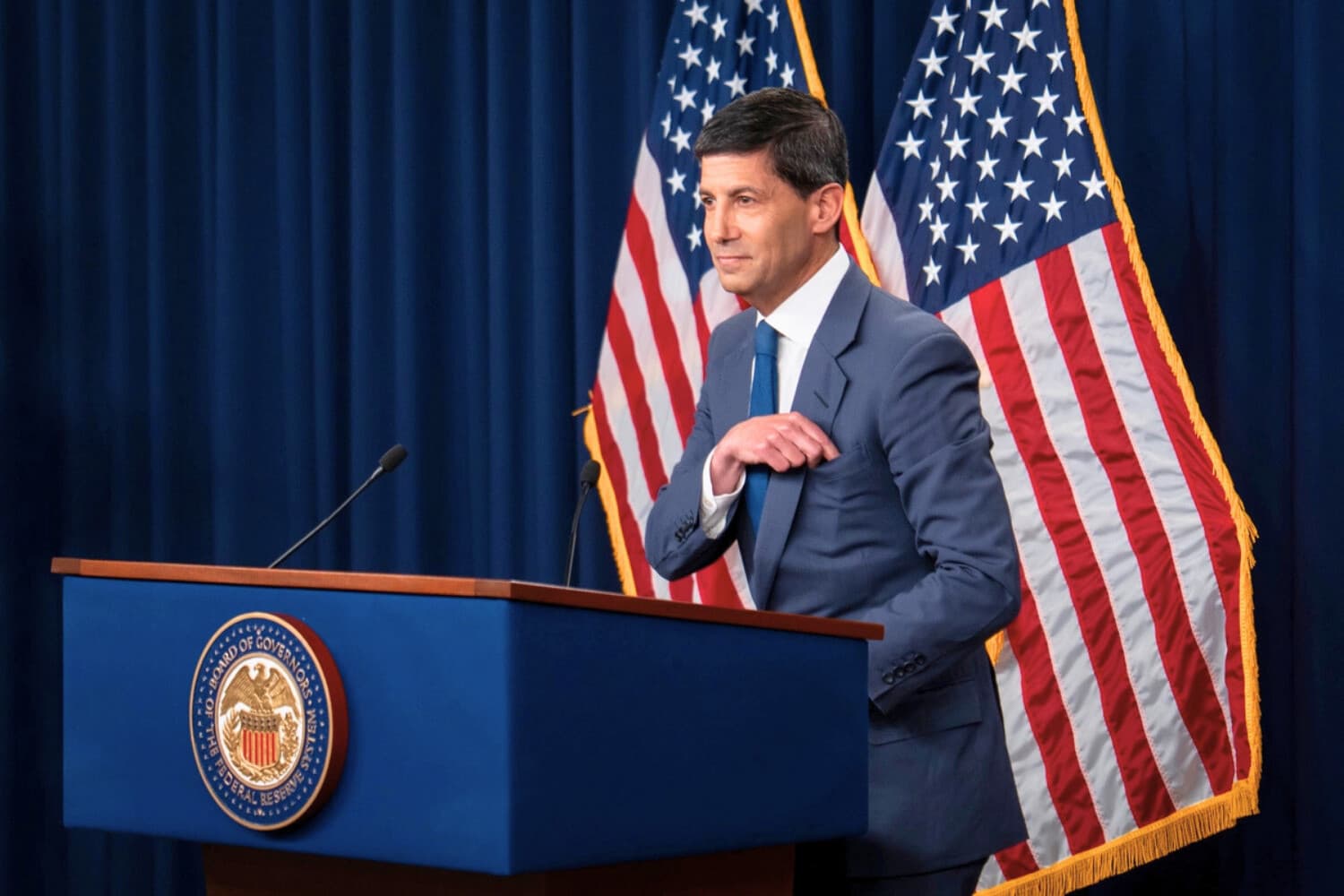 El presidente de la Reserva Federal, Kevin Warsh, llega para hablar en una conferencia de prensa en Washington el 29 de julio de 2026. (Madalina Kilroy/The Epoch Times)..