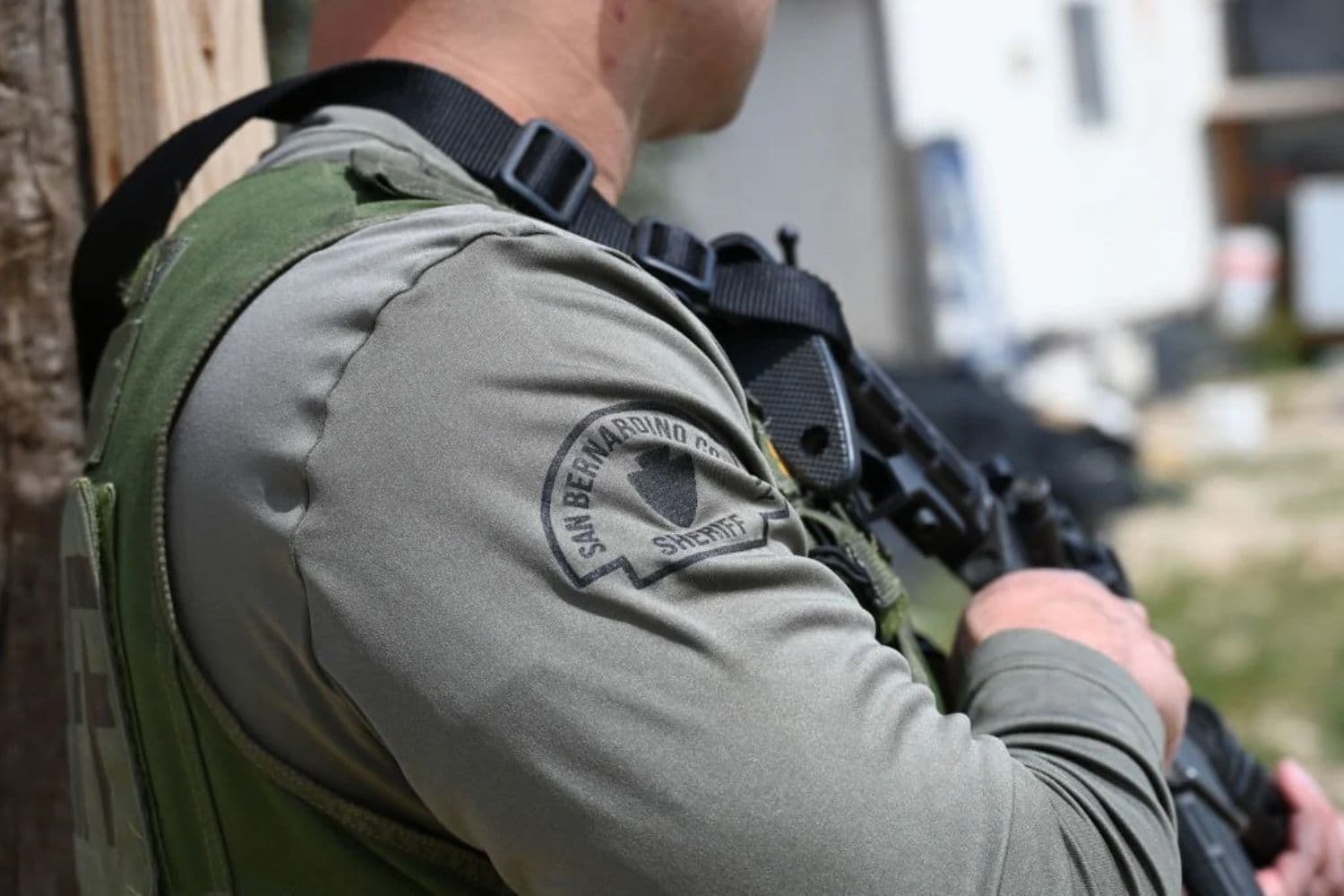 Agentes del Departamento del Sheriff del condado de San Bernardino irrumpen en una vivienda durante una redada en una plantación ilegal de cannabis en Newberry Springs, en el desierto de Mojave occidental, al sur de California, el 29 de marzo de 2024. (ROBYN BECK/AFP vía Getty Images)